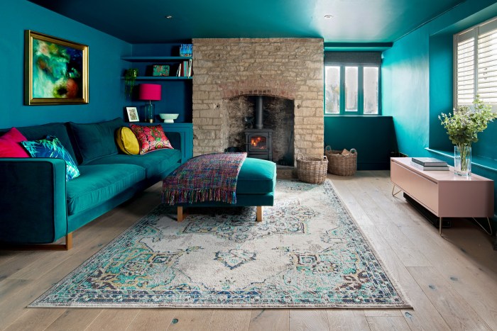 A living room decorated in turquoise decor