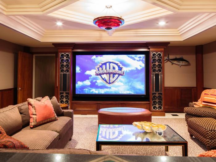 How to decorate movie room